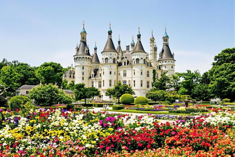 Ce château peu connu de la Loire semble sorti d’un conte et ses jardins enchantent les visiteurs.jpg