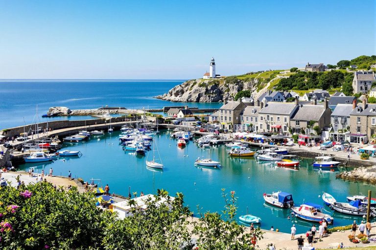 Ce petit port du Finistère gagne discrètement du terrain parmi les lieux les plus prisés de l’été.jpg