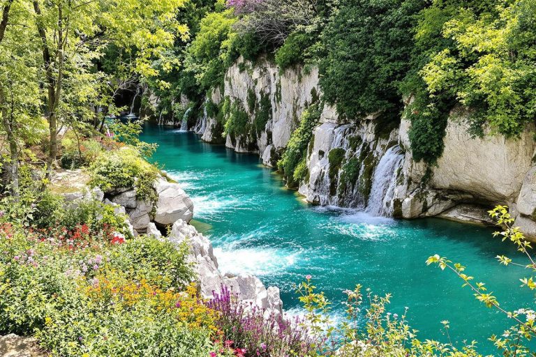 Cette source d'eau mystérieuse en Provence fascine par sa puissance et son histoire énigmatique.jpg