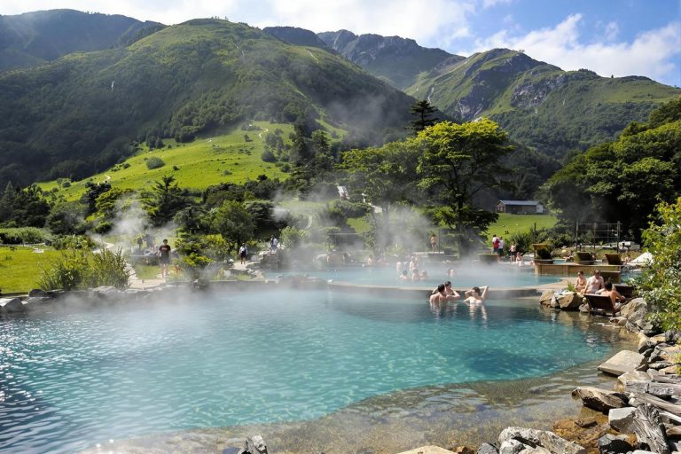 Dans les Pyrénées, ce lieu unique où jaillit de l’eau à 70°C reste un secret bien gardé des connaisseurs.jpg