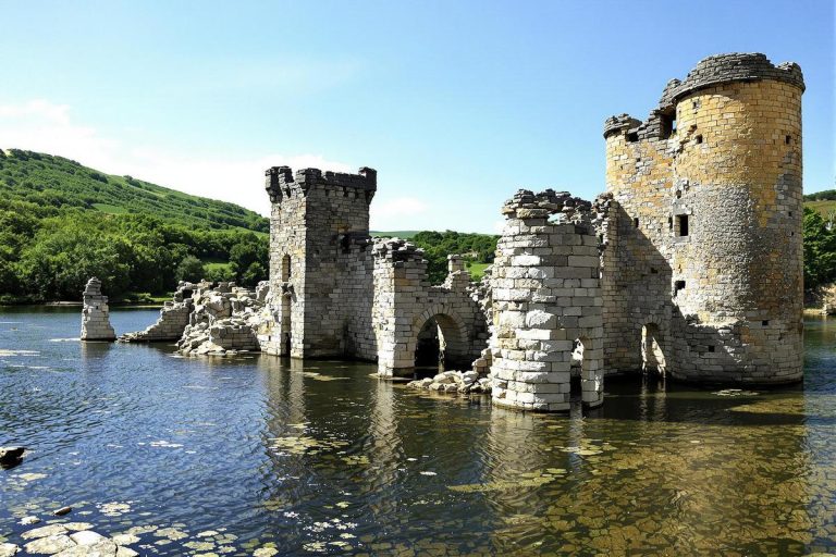 En Bretagne, ce mystérieux château englouti ne refait surface que lors des sécheresses extrêmes.jpg
