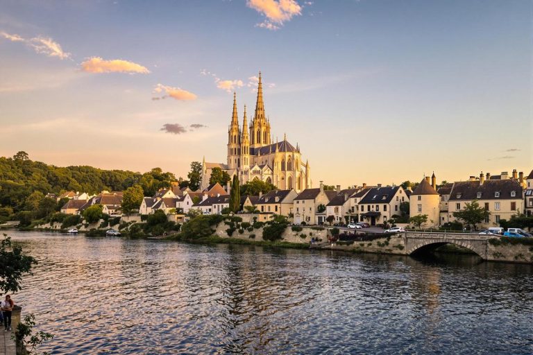 Au bord de la Loire, ce village d'Indre-et-Loire est le plus beau village de France, chargé d'une histoire millénaire.jpg