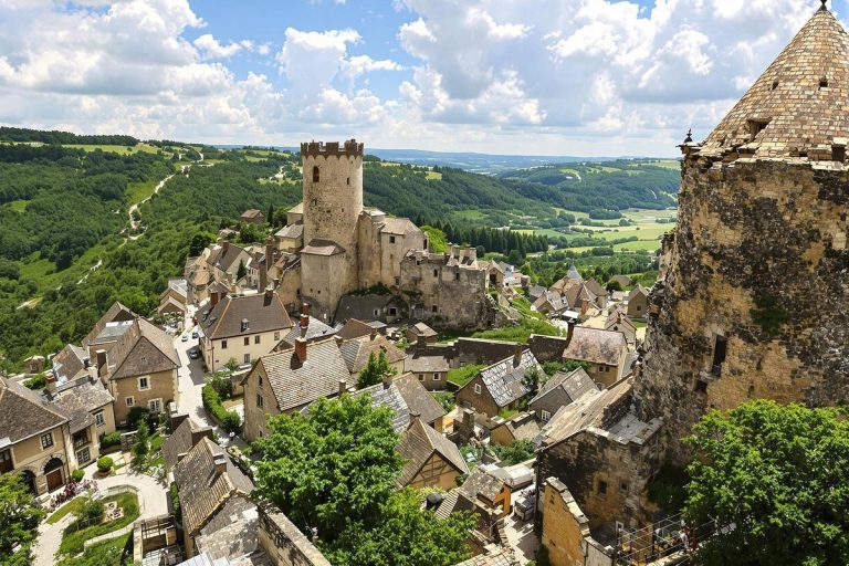 Ce plus beau village de France du Lot est une ancienne place forte qui domine la vallée, à explorer.jpg