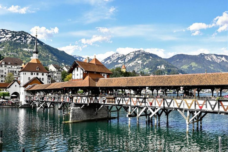 Ce pont en bois qui traverse un lac est le plus vieux d’Europe.jpg