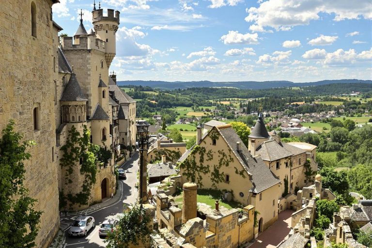 Ce village du Puy-de-Dôme vous séduira par ses ruelles et sa vue sur la vallée.jpg