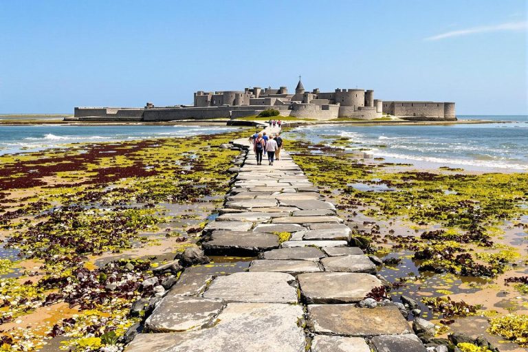 Cette île normande accessible à pied à marée basse fascine les visiteurs.jpg