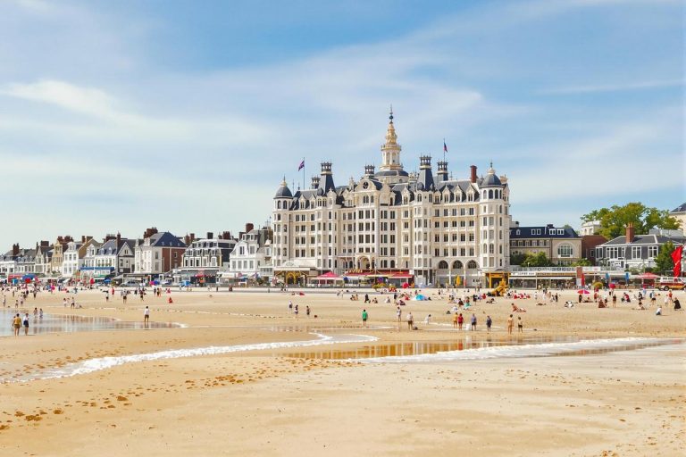 Cette ville de Normandie où 400 édifices Belle Époque bordent 4 km de plage.jpg