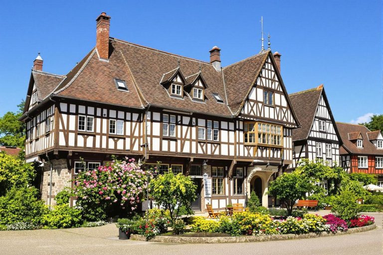 Découvrez le charme authentique de la Normandie dans ce plus beau village de France du Calvados.jpg