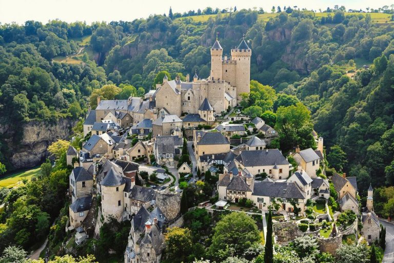 En Haute-Loire, un site médiéval époustouflant : ce plus beau village de France vous attend.jpg