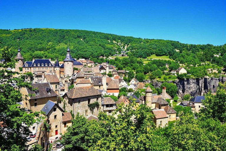 France : un village médiéval perché au cœur de la Lozère.jpg