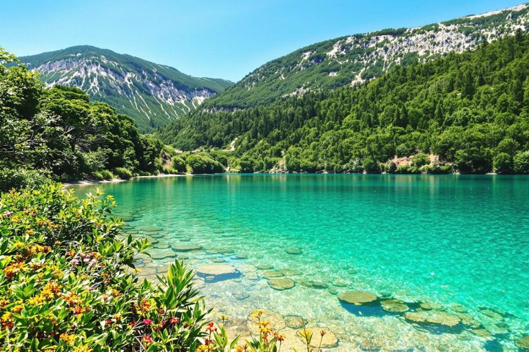 Fuyez les plages bondées en vous réfugiant dans ces 5 spots d'eau secrets encore à l'état primaire en France.jpg