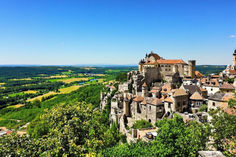 Le Tarn vous offre un de ses plus beaux villages de France perché, avec des vues à couper le souffle.jpg
