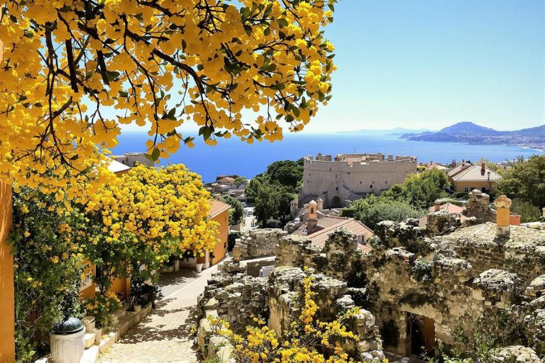 Le Var vous dévoile ce plus beau village de France emblématique de la Côte d'Azur, à visiter absolument.jpg