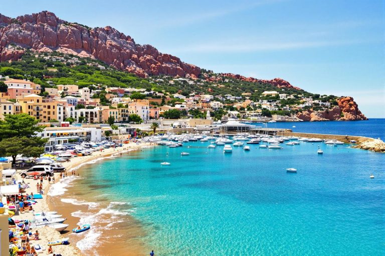 Moins envahie que Nice, cette station balnéaire de la Côte d’Azur respire la tranquillité.jpg