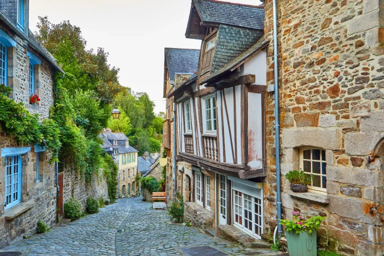 decouvrez-la-ville-bretonne-ou-27-km-de-remparts-medievaux-accueilleront-le-tour-2025
