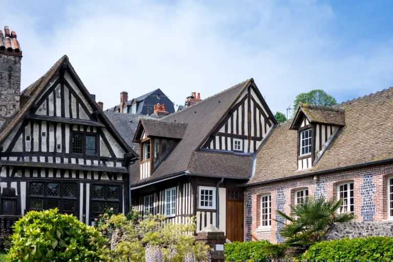 decouvrez-le-village-normand-en-pleine-renaissance-qui-promet-une-spectaculaire-decouverte