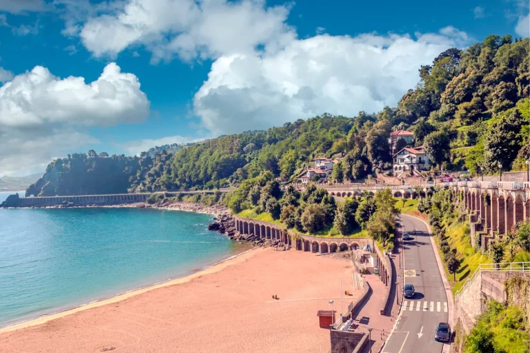 les-raisons-pour-lesquelles-cette-station-balneaire-de-la-cote-basque-espagnole-est-desormais-la-destination-famille-la-plus-convoitee